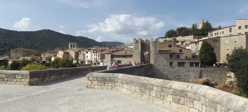 Bild von der Stadt Besalú