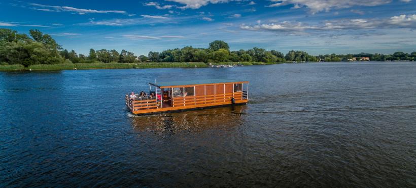 Ein Hausboot mitten im See