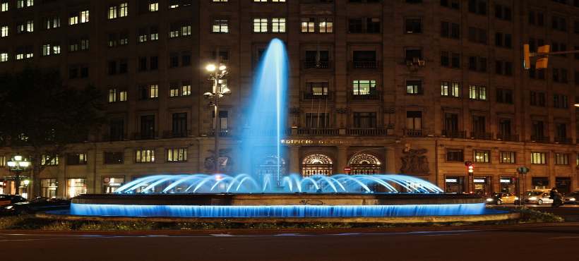 Springbrunnen bei Nacht