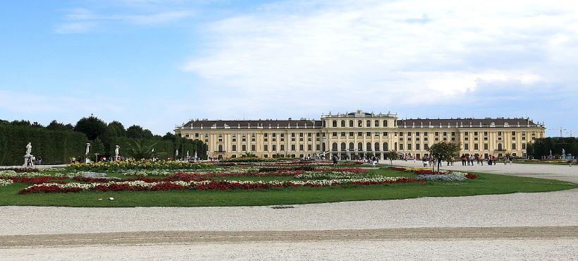 das Schloß Schönbrunn unter blauem Himmel