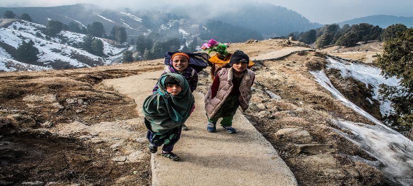 einheimische Himalaya Bewohner maschieren auf einem Weg