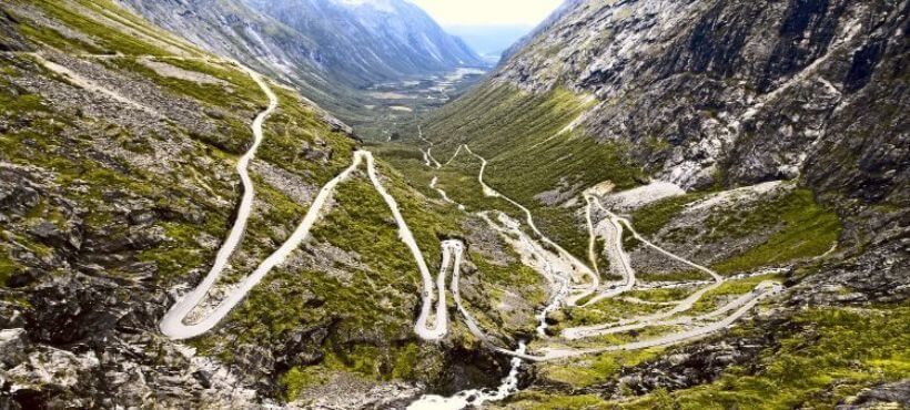 Straße mit vielen Serpentinen die sich auf den Berg schlängeln