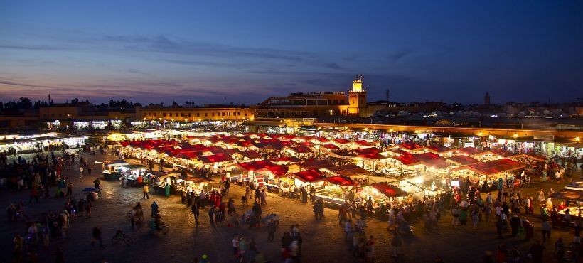 Ein hell beleuchteter Markt in Marrakesch bei Nacht