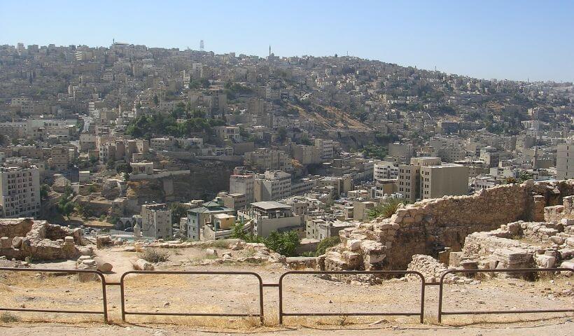 Das Bild zeigt einen Teil der Hauptstadt Amman von der Ferne