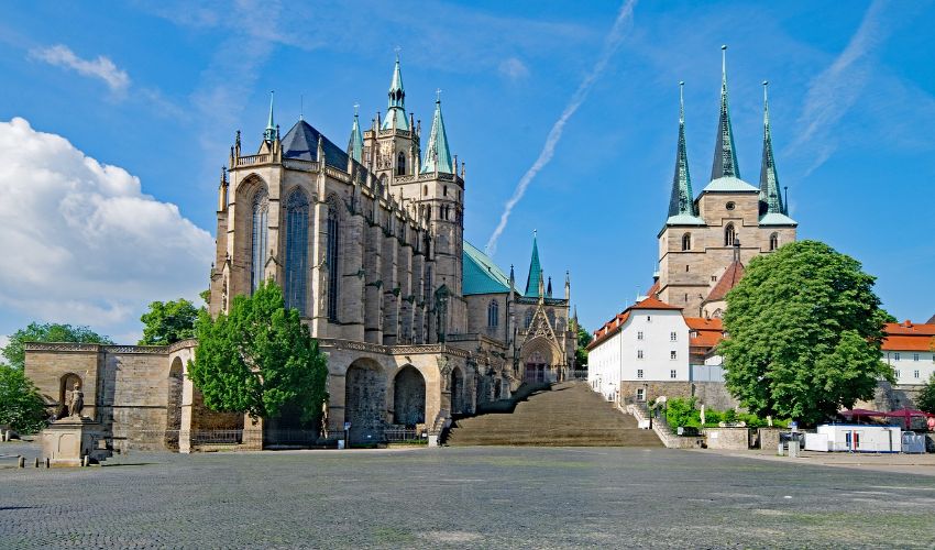 Der Erfurter Dom mit dem breiten Stiegenaufgang.