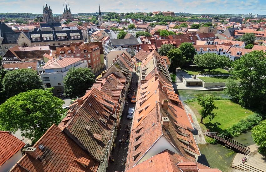 Das Bild zeigt die Dächer der Gebäude auf der Krämerbrücke in Erfurt, mit dem schmalen Weg der durchführt.