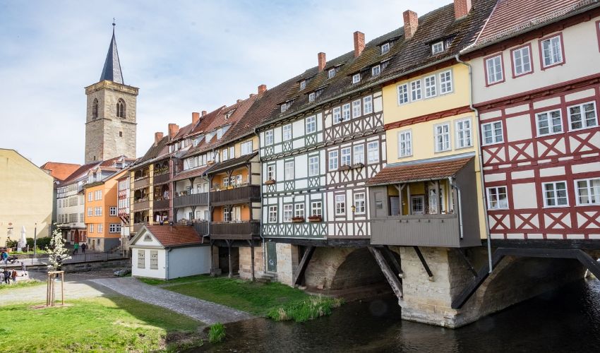 Die Krämerbrücke mit den alten Gebäuden oben drauf.