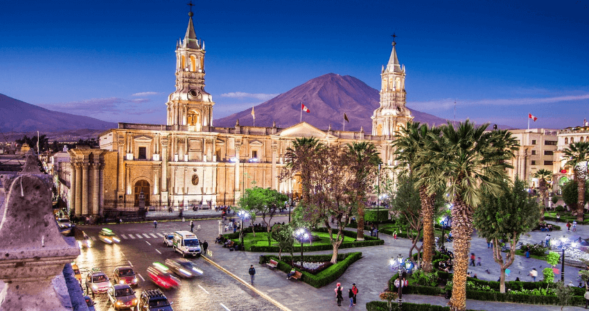 Ein Bild von der Stadt Arequipa in Peru in der Abenddämmerung.