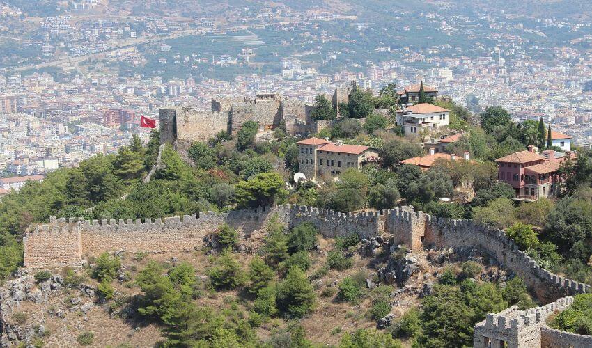 Eine Burg auf einem Hügel mit Blick auf die Altstadt von Alanya.