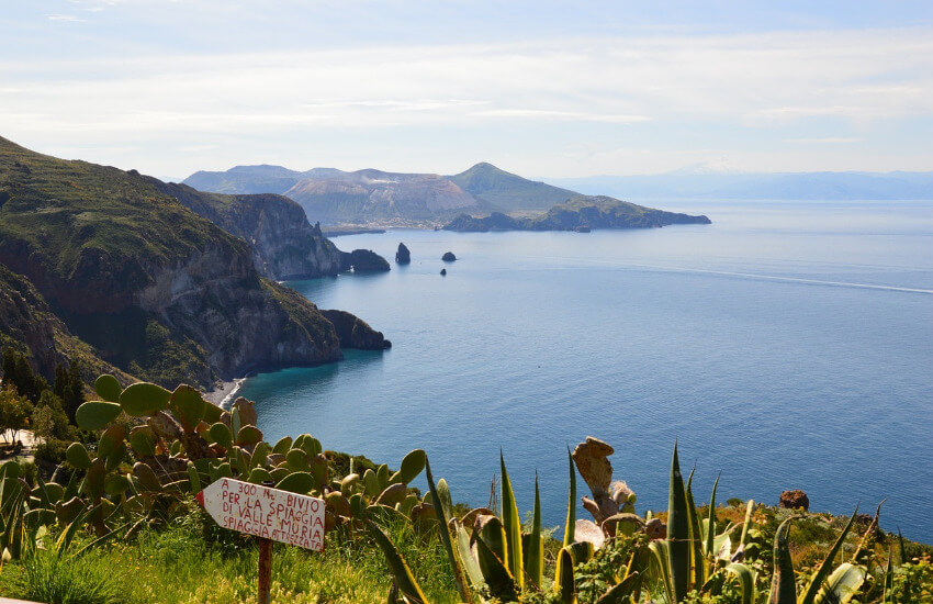 Insel mit steilen Felsklippen.