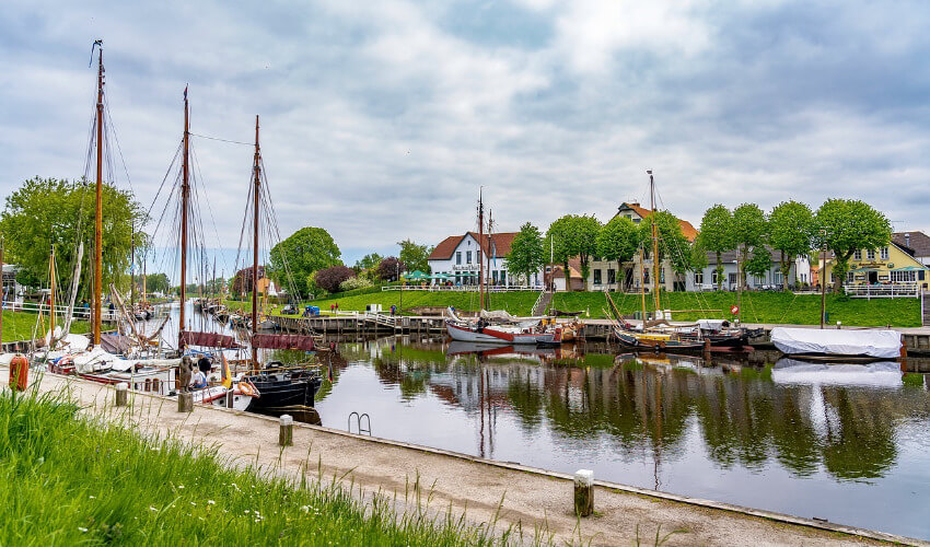 Segelboote am Hafen von Carolinensiel.