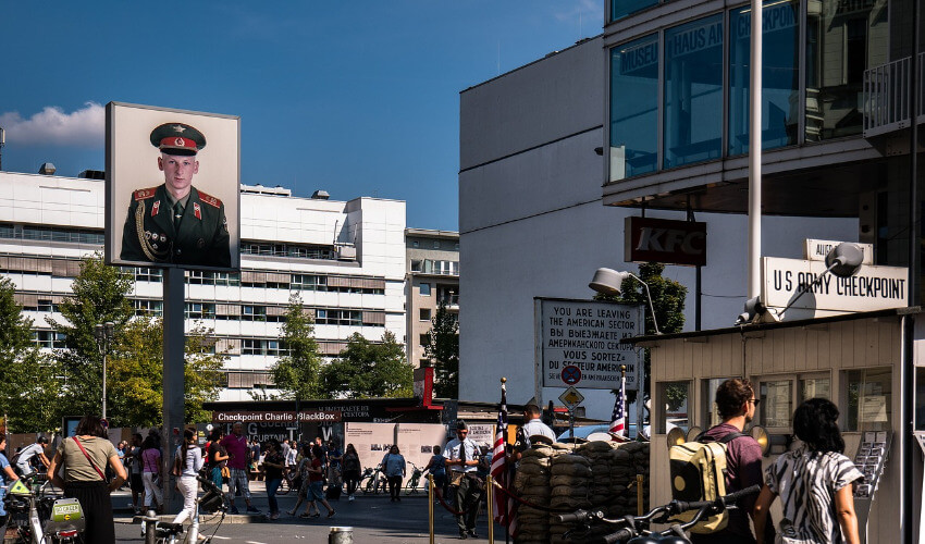 Zu sehen ist der Checkpoint Charlie in Berlin.