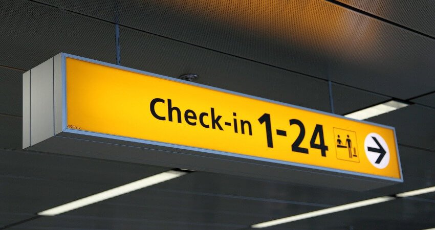 Ein Schild auf dem Flughafen was den Weg zum Check-in zeigt