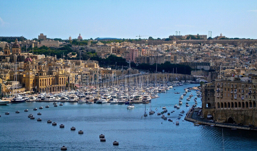 Ein Hafen auf Malta mit vielen Booten.