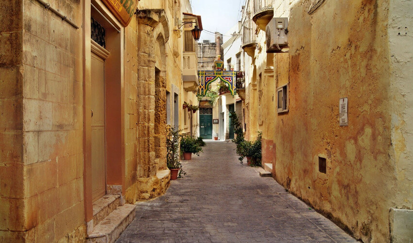 Eine enge Gasse in Valletta.