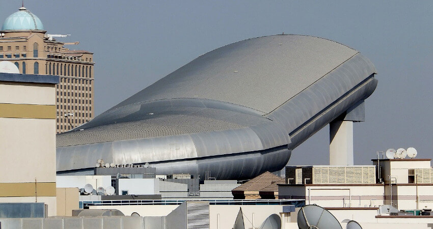 Eine Ausßenansicht der Skihalle in Dubai.