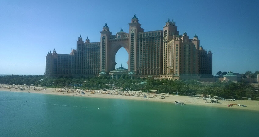 Ein Luxushotel direkt am Strand von Dubai.