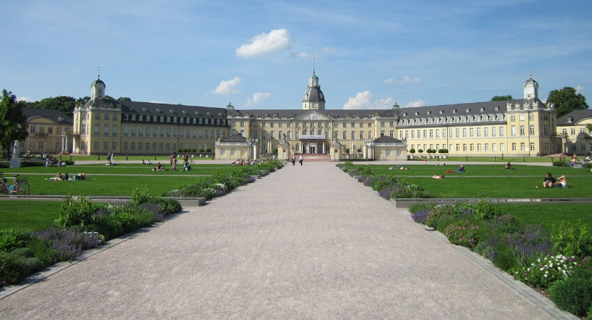 Vorderansicht Schloss Karlsruhe.