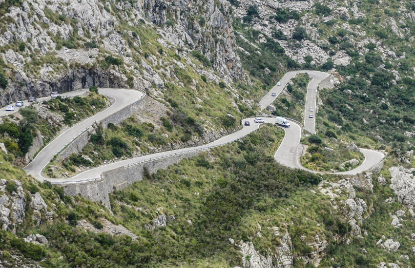 Eine Gebirgsstraße mit Spitzkehren.