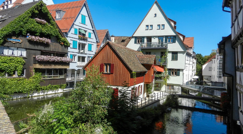 Ein kleiner Fluss zwischen alten Fachwerkhäusern, welche mit kleinen Brücken verbunden sind.