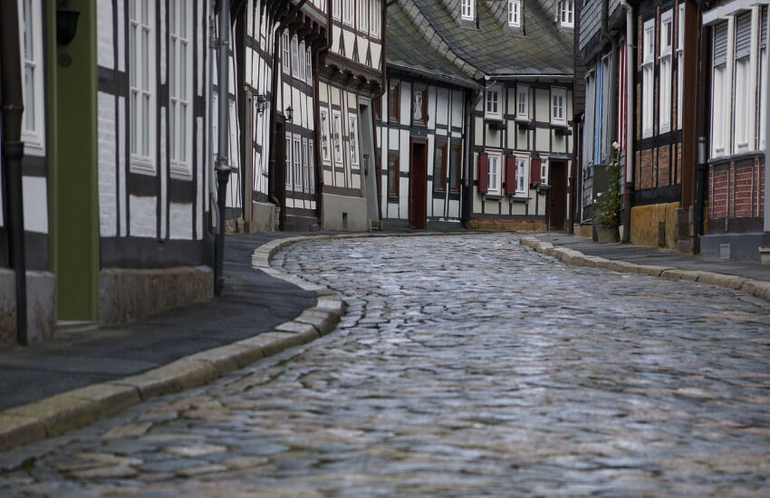 Ein Fachwerkhaus neben dem anderen direkt zusammengebaut und inzwischen eine gepflasterte Straße.