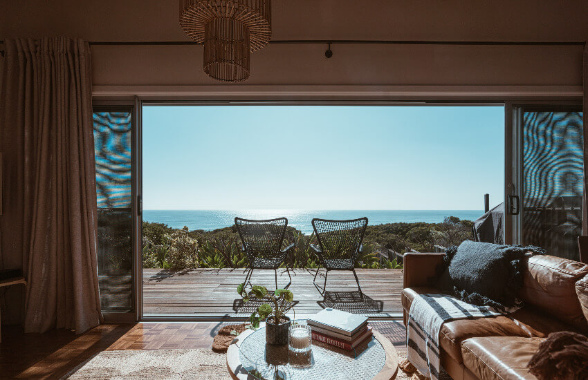 Ein Zimmer einer Ferienimmobilie mit Terrasse und Blick auf das Meer.