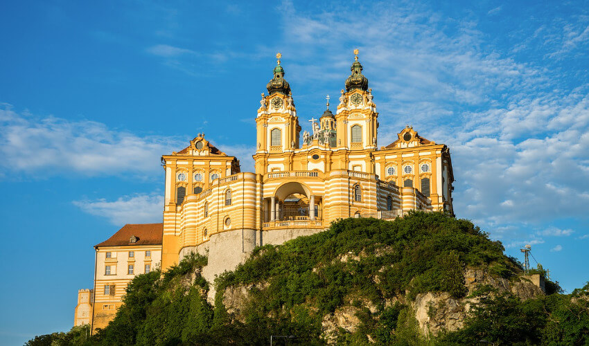 Das gelb-weiß bemalte Stift Melk von der Ferne fotografiert.