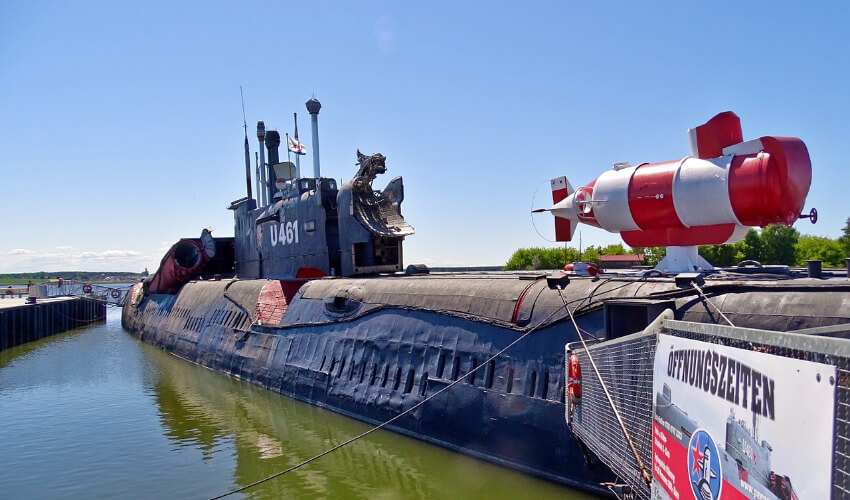 Ein altes U-Boot am Hafen von Peenemünde.