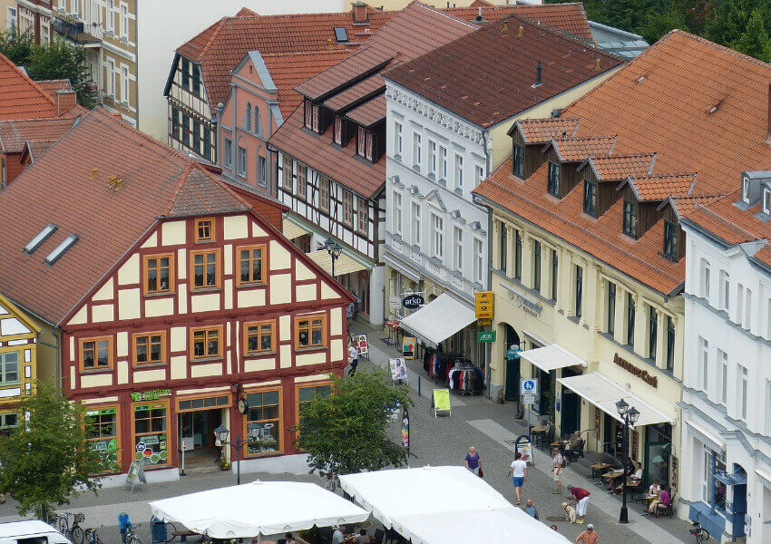 Gut restaurierte Fachwerkhäuser in der Altstadt von Waren Müritz.