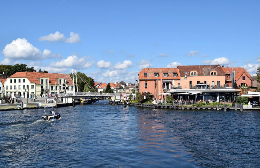 Der See kann an einer schmalen Stelle mit einer Drehbrücke überquert werden, um die andere Seite des Ortes zu erreichen.