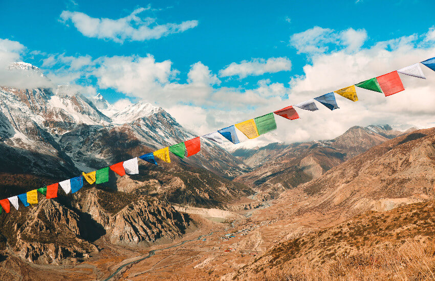 Eine karge braune Berglandschaft in Nepal.