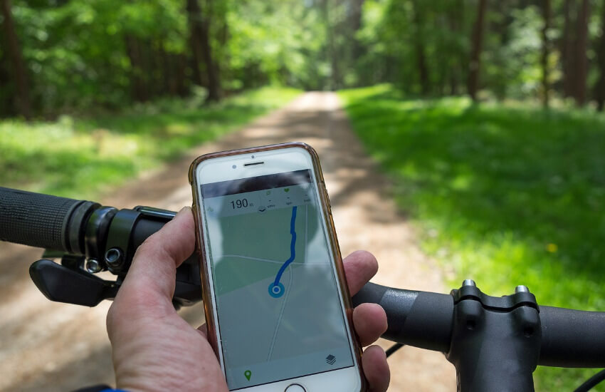 Google Maps navigiert einen Fahrradfahrer durch den Wald.