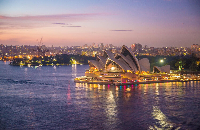 Das Opernhaus von Sydney in der Abenddämmerung.