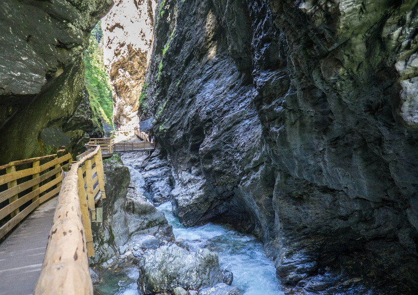 Eine schmale Schlucht zwischen Felswänden. Dazwischen ein Bach und ein Steg für Besucher.