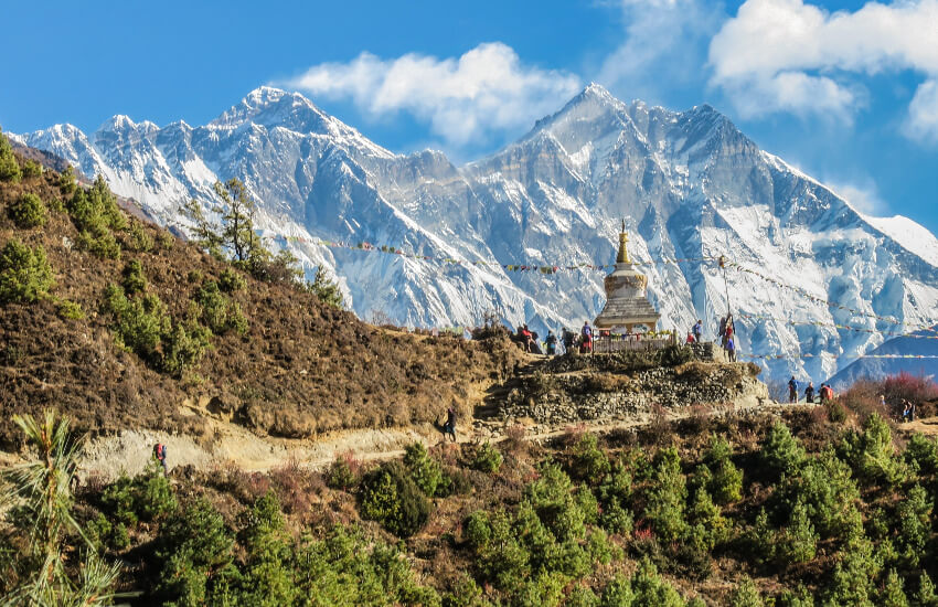 Mount Everest Basislager und im Hintergrund der schneebedeckte Berg.