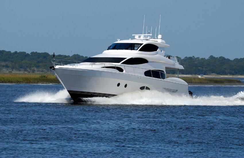 Eine weiße Luxusyacht bei der Fahrt.