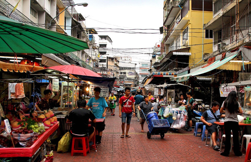 Ein lebhafter Markt in Bangkok.