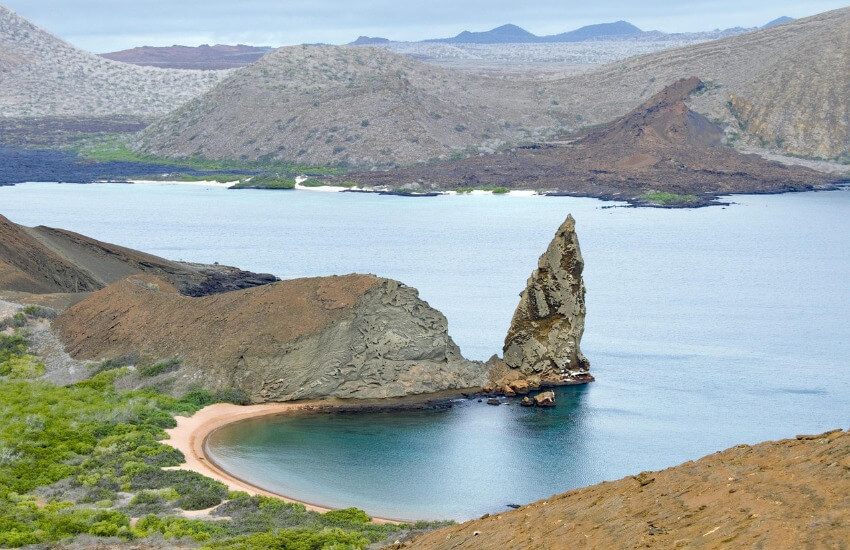 Eine karg bewachsene Vulkaninsel auf den Galapagos.