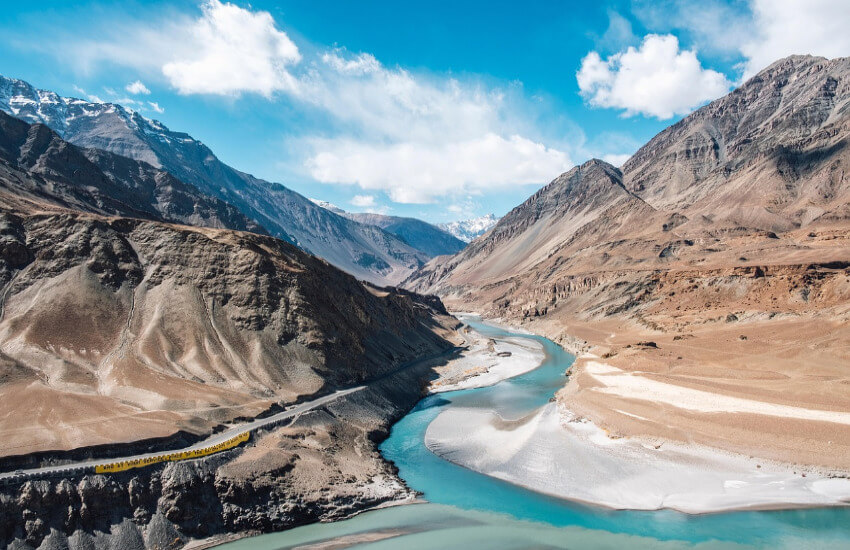 Türkiser Fluss im Ladakh-Tal, Indien, umgeben von hohen, kargen Bergen.
