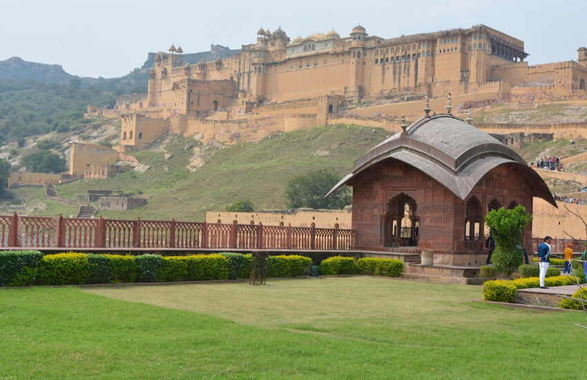 Amer Fort in Rajasthan: beeindruckende Festung auf einem Hügel mit Gartenanlage.