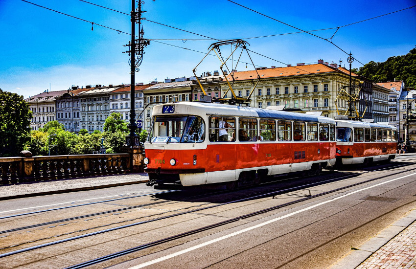 Straßenbahn in Prag Eine klassische rote Straßenbahn der Linie 22 fährt durch eine historische Straße in Prag.