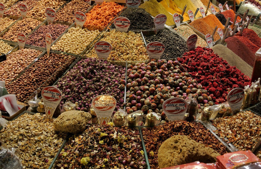 Große Basar Istanbul Halbkreisförmig angeordnete bunte Gewürze an einem Verkaufsstand auf dem Großen Basar in Istanbul.