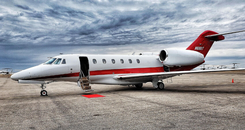 Privatjet Ein Privatjet steht für den Zustieg der Fluggäste bereit.